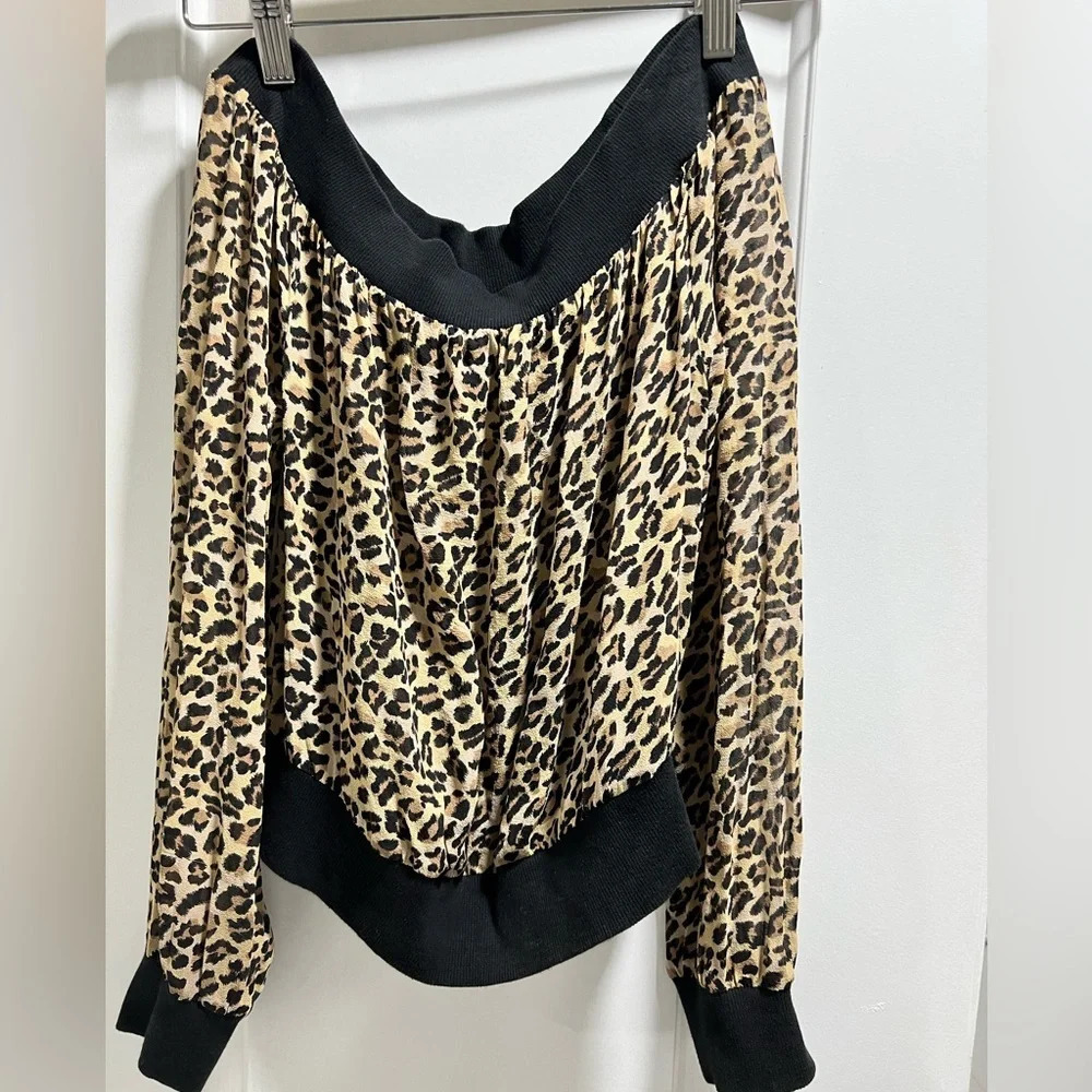 Leopard print Off-the-shoulder Blouse Size Small